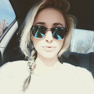 Meet your Posher, Caitlyn